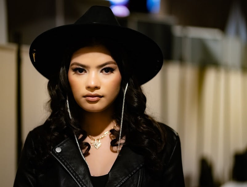 Guest in a wide black Numa hat