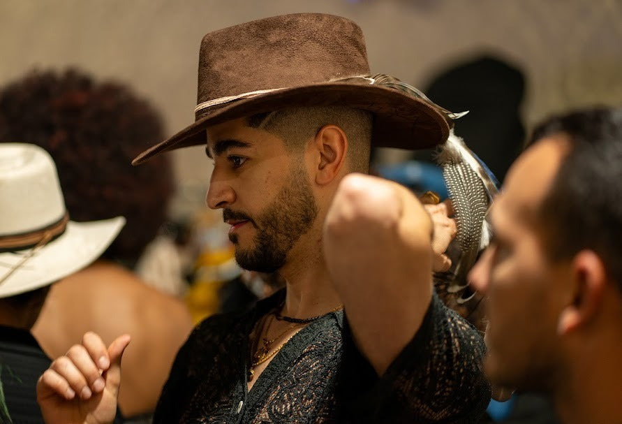Guest in a brown Numa hat