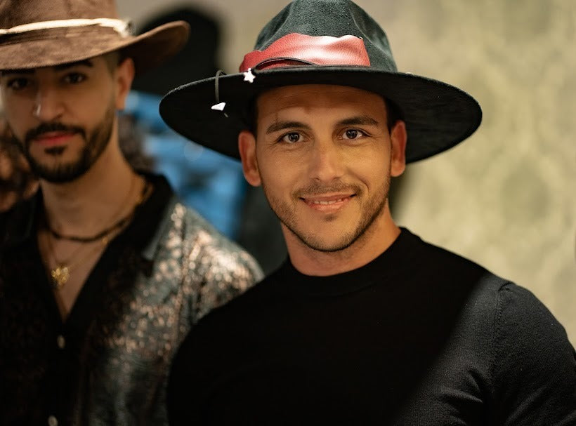 Two guests in Numa hats