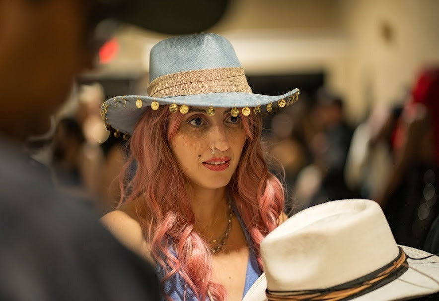 Guest with a Numa hat at the customization bar
