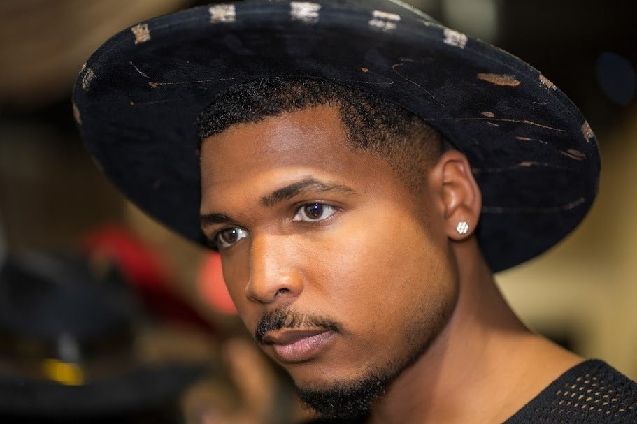 Guest in a studded black Numa hat